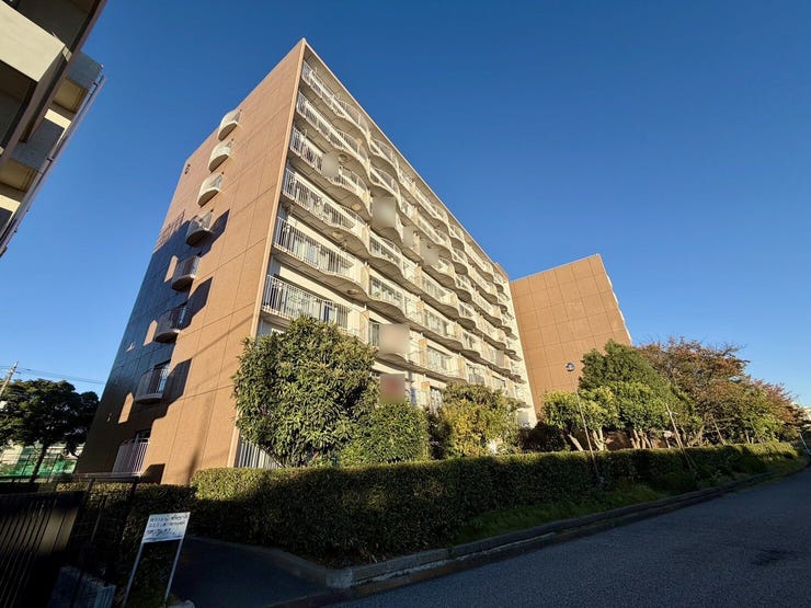 【外観】
生活する上で必要な施設(保育園、小中学校、スーパー等々)が全て徒歩圏内にそろっているといっても過言ではないくらい、暮らしやすい環境となっております!