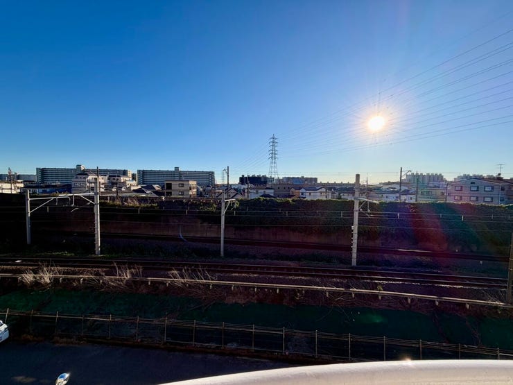 電車好きにはたまらない♪窓は複層ガラスなので、音は軽減されます。