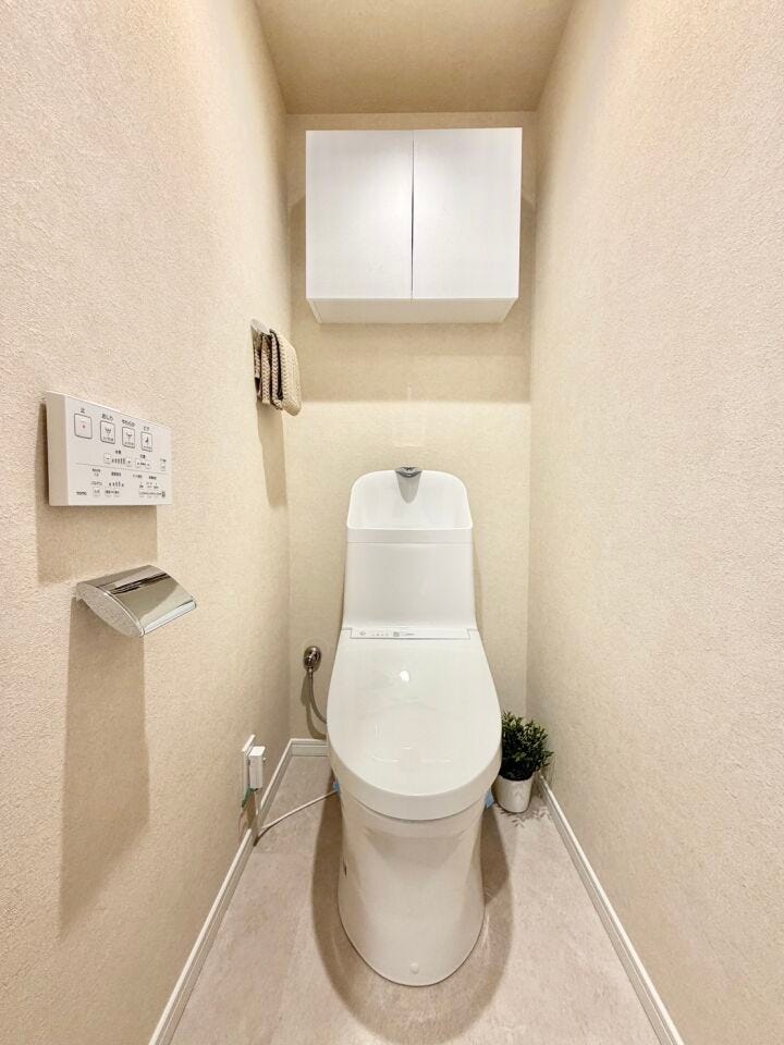 お手入れしやすい温水洗浄便座で、毎日快適♪スッキリ片付く収納付き♪