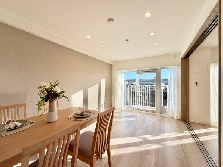 【リビング】
明るい日差しと心地よい風が舞い込むリビング♪緑の潤い溢れる暮らしを実感することができます♪