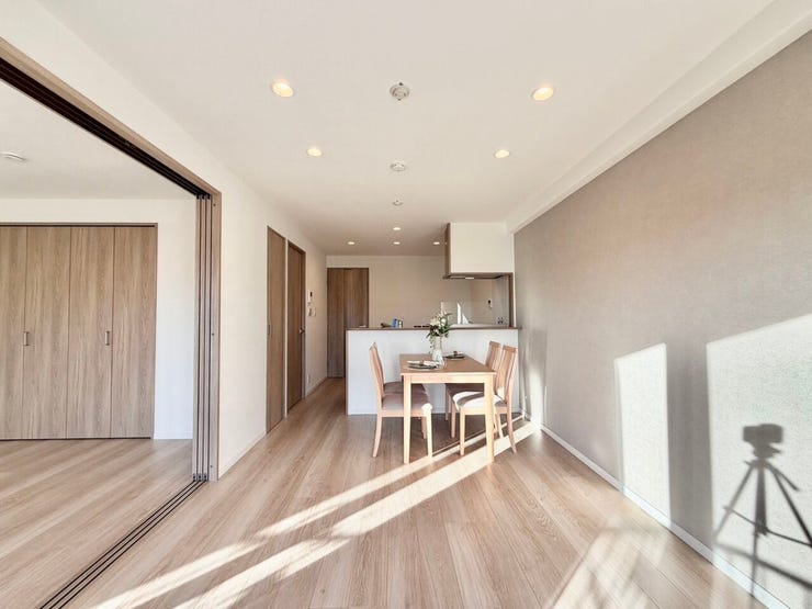 隣接する洋室を開放すると、17.9帖の空間が広がります♪