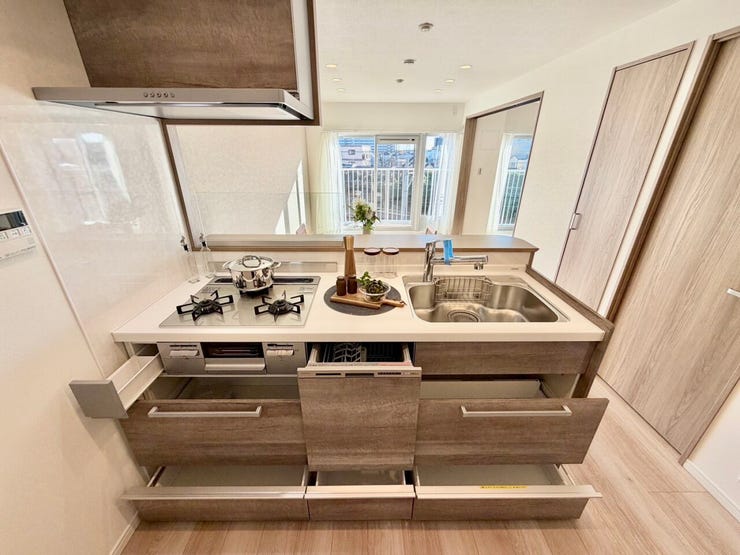 食器洗乾燥機付で忙しいママをサポート♪収納もたっぷりあるのできれいを保てます♪