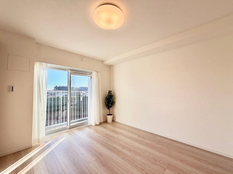 〈6.3帖〉バルコニーに面した明るい洋室が気分をリラックスさせます