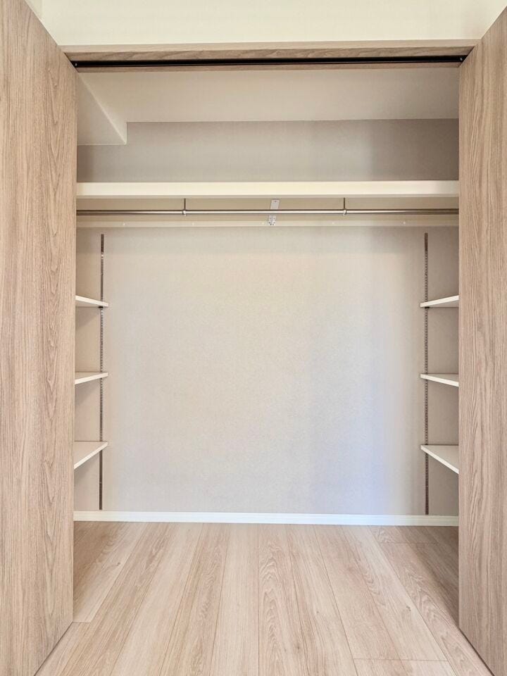 ハンガーパイプや棚が設置されていますので、衣類はもちろん帽子・バッグなどの小物も収納することができます。