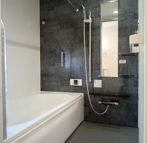 ブラックを基調としたシックな浴室は、ホテルライクで落ち着きのある空間。一日の疲れをゆったり癒せる、上質で大人なバスルームです。