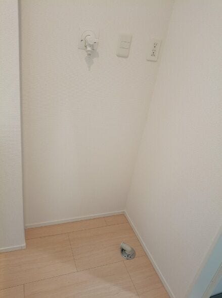 室内洗濯機置き場です。洗濯機パンがなく、床がすっきりとしたスペース。掃除がしやすく見た目もスマートで、洗濯機のサイズ選びの自由度が高いのも魅力です。