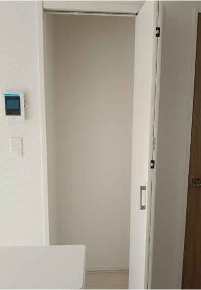 パントリー付きで、食品や日用品をまとめて収納可能。キッチンまわりをすっきり保て、買い置きもしやすい、家事効率の良い便利な空間です。