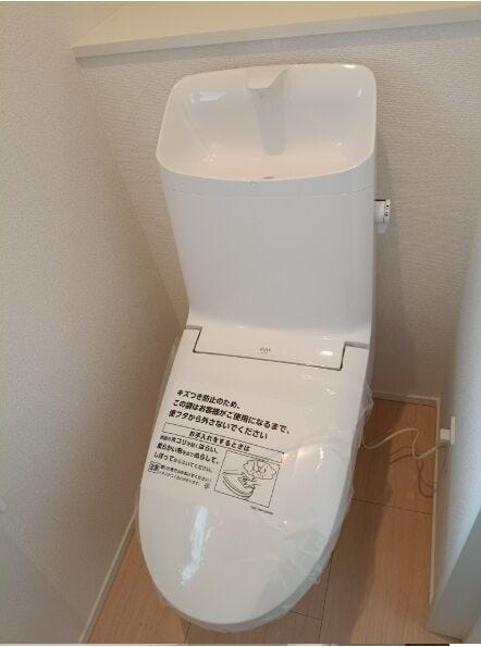 2階にもトイレを設けており、朝の混雑時や就寝前もスムーズに利用可能。家族それぞれの生活リズムに配慮した、使い勝手の良い設備です。