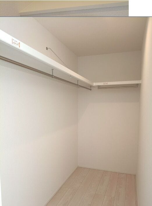 ウォークインクローゼット付きで、衣類や季節物をまとめて収納可能。出し入れしやすく、居室をすっきり保てる便利で実用的な収納空間です。