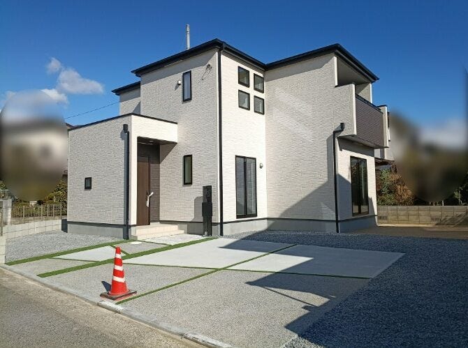 【外観】
駐車場は車種によっては3台以上駐車可能。来客時やご家族の複数台所有にも対応でき、ゆとりのあるカーライフが実現します。