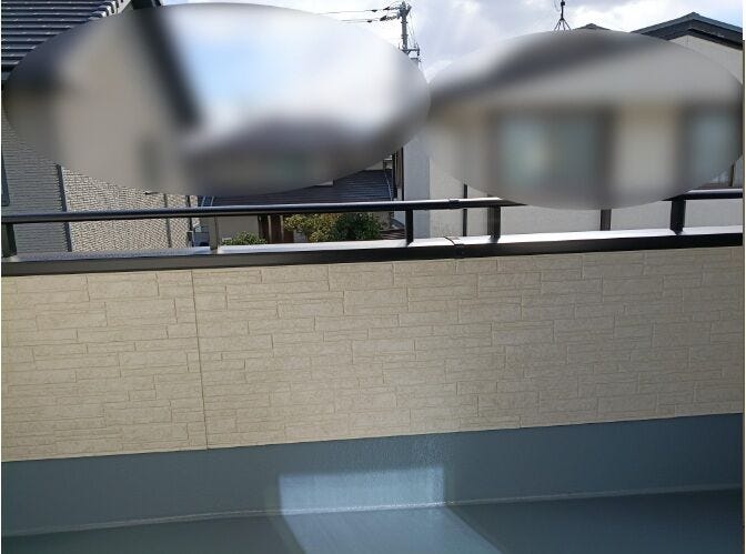 ゆとりあるバルコニーは、洗濯物や布団干しに便利。陽当たりと風通しが良く、毎日の家事を快適にこなせる実用性の高いスペースです。