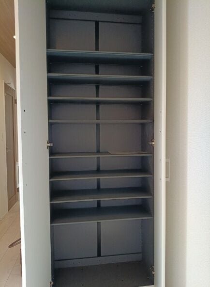 可動棚付きのシューズクロークは、靴の高さや量に合わせて自在に調整可能。ベビーカーやアウトドア用品も収納でき、玄関まわりをすっきり保てます。