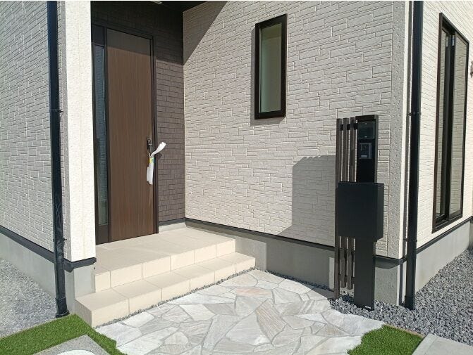 シンプルでスタイリッシュな玄関ポーチは、住まい全体を洗練された印象に演出。飽きのこないデザインで、毎日の出入りも気持ちよく迎えてくれます。