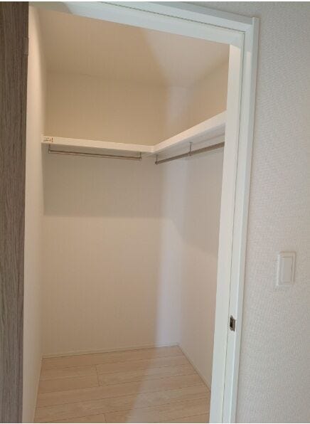 玄関入ってすぐのウォークインクローゼット。冬物のダウンやコート等を収納することができ、お出かけの時便利ですね。