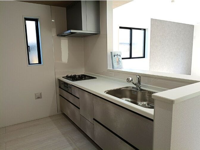 対面式のシステムキッチンは、料理をしながら家族との会話が楽しめる設計。配膳や片付けもしやすく、毎日の家事が快適に進みます。