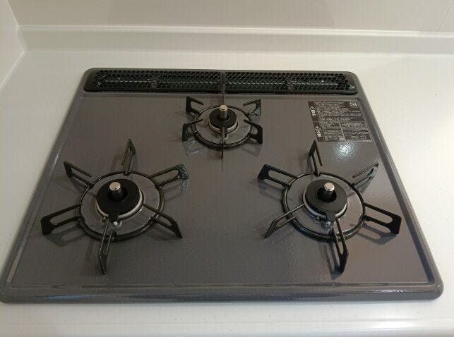 掃除しやすい設計のガスコンロで、油汚れもサッとお手入れ可能。忙しい毎日でも清潔を保ちやすく、使い勝手の良さが魅力です。