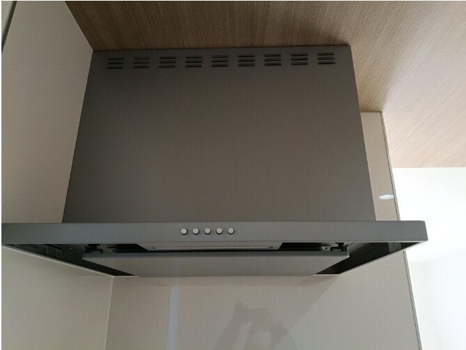 スタイリッシュな換気扇がキッチン全体をすっきりと演出。見た目の美しさだけでなく、油煙やにおいをしっかり排出する機能性も魅力です。
