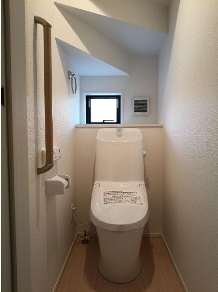 階段下の空間を無駄なく活用したトイレは、限られたスペースを上手に使った機能的な設計。生活動線を妨げず、住まい全体をすっきりと見せてくれます。