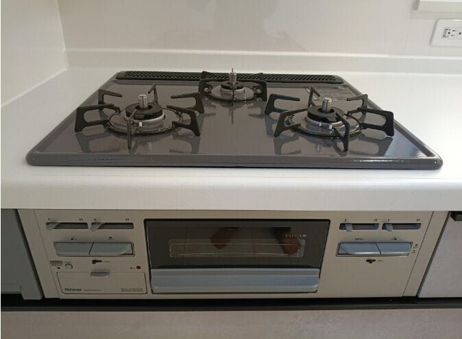 ガスの3口コンロを採用し、火力のある調理と同時進行が可能。時短調理ができ、毎日の料理を快適に楽しめる使い勝手の良いキッチンです。