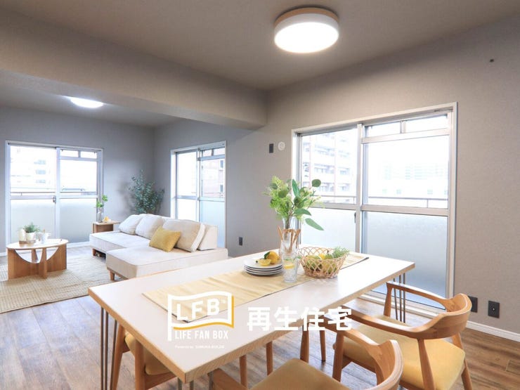 柔らかな光が差し込む明るい空間。ダイニングとリビングをゆったり配置できる間取りで、心地よい暮らしを実現します。