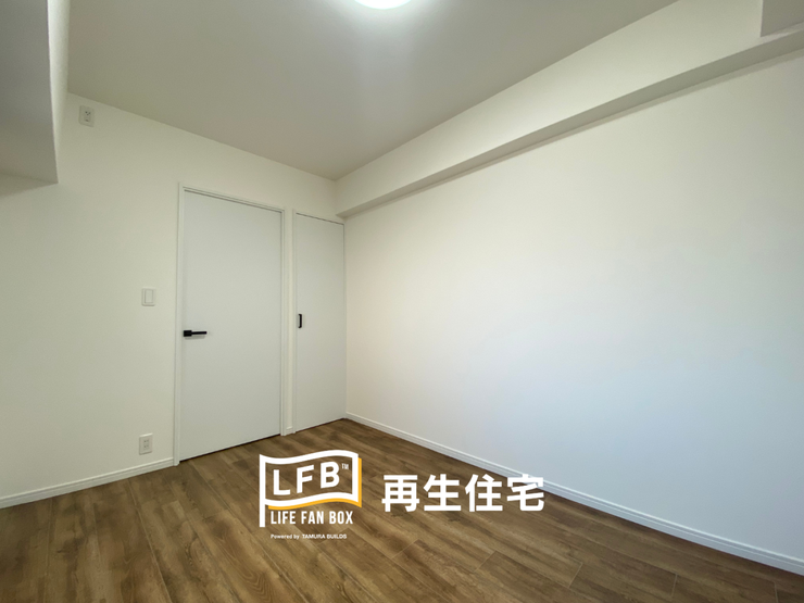 明るい木目調のフローリングとホワイトの壁で統一された洋室1。どんな家具にも合わせやすいシンプルな空間です。居室には扉付きクローゼットが完備されており、衣類や荷物をすっきりと目隠し収納できます。