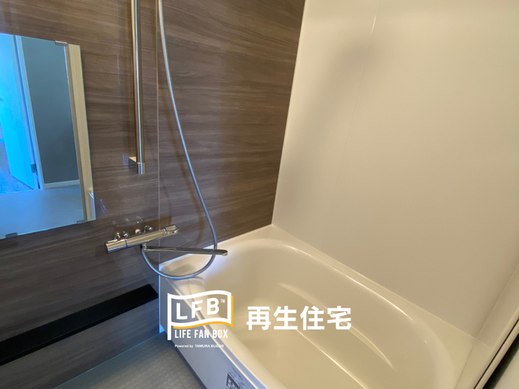 落ち着いた木目調パネルが美しいバスルーム。広々とした浴槽で、贅沢なバスタイムをお過ごしいただけます。