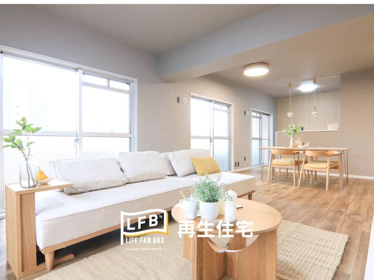 圧倒的な広さを誇るリビング・ダイニング! 大きな窓からは、毎日たっぷりの陽光が降り注ぎ、明るく快適な団らんの時間を演出します。