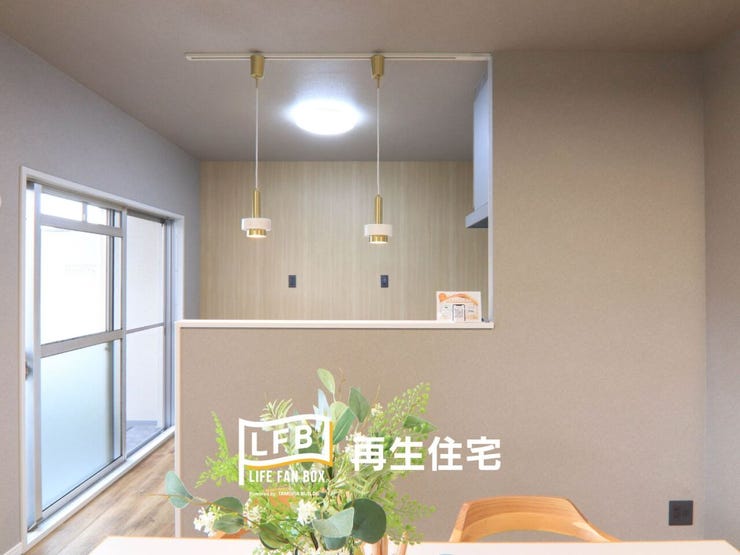 対面式のカウンターキッチン! リビング・ダイニングを見渡せる開放的なキッチンながらも、ダイニングからはキッチンの手元を見せない人気のスタイル。