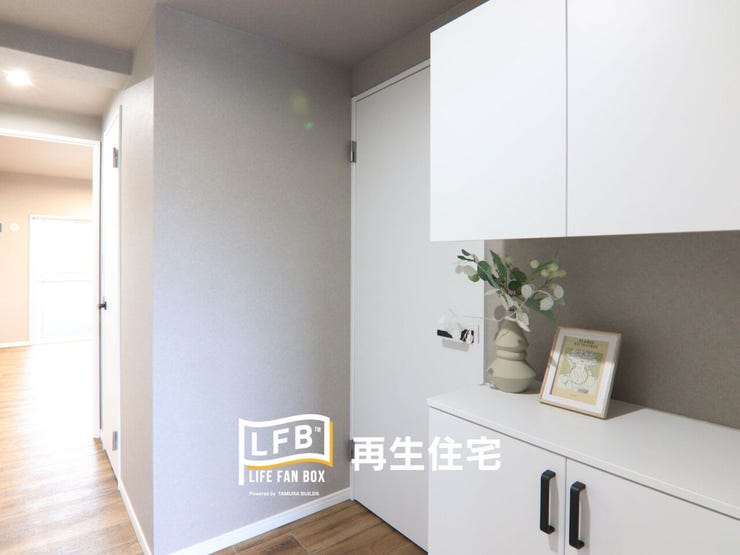 上下に分かれた大容量のシューズボックスが魅力。飾り棚にはお気に入りの小物や季節の花を飾って、お客様を気持ちよくお迎えできます。