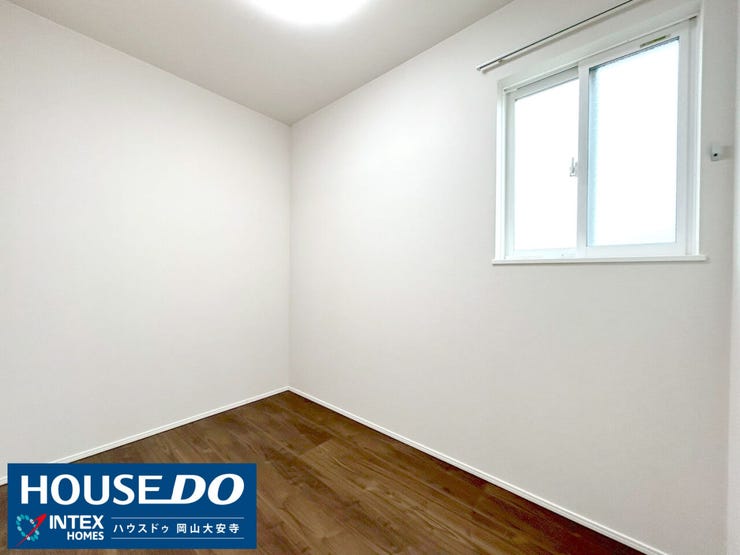 【たっぷり収納できる納戸】
約3帖の大容量収納で季節用品やお子様の遊具もすっきり片付き、家中を整理整頓しやすく毎日の生活も快適に過ごせる空間です。