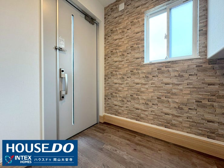 【帰りたくなるレンガ調玄関】
お洒落なレンガ調で毎日の帰宅が楽しくなる空間。お子様と一緒に靴や小物を整理しやすく、家族みんなが快適に使える玄関です。