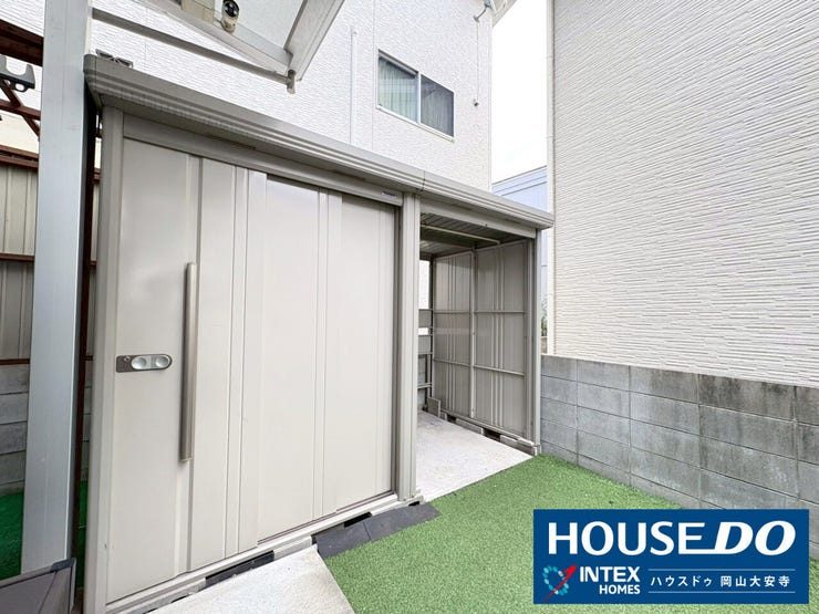 【大容量で便利な倉庫スペース】
アウトドア用品やタイヤのストックもすっきり収納可能。家族の趣味や季節物も整理しやすく、ママの片付けもラクになる空間です。