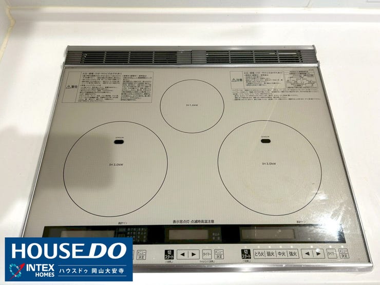 【子どもと一緒に楽しむIHコンロ】
掃除がラクでお手入れ簡単。お子様と一緒にお料理を楽しめ、ママの家事もスムーズに進む便利なキッチン設備です。