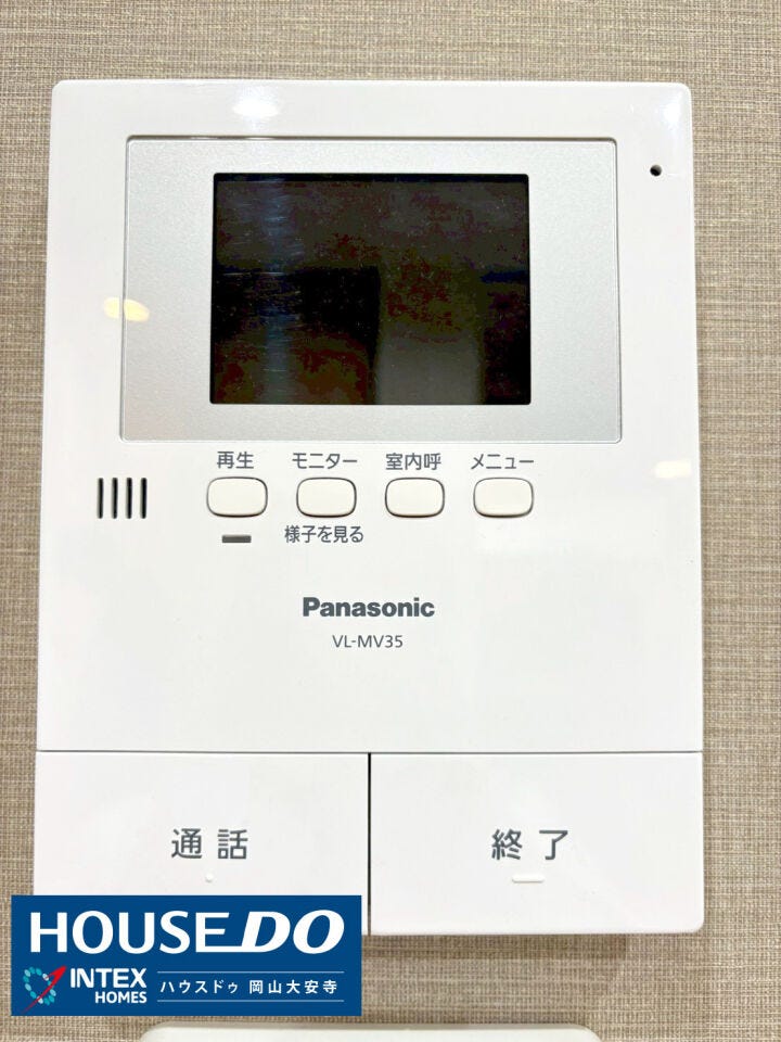 【安心を見守るモニター付きインターホン】
玄関の様子を確認できるので、お子様や家族の安全もチェックしやすく、来客対応もスムーズにできるママにうれしい設備です。