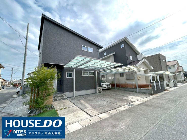 【雨の日も安心の駐車スペース】
駐車4台可で家族の車や来客にも便利。カーポート付きで雨の日も車から降りやすく、お子様と一緒でも安心です。