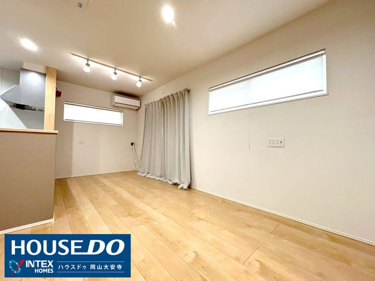 【家族みんなで過ごせる広々リビング】
約15.5帖のリビングはお子様と遊んだり、一緒に勉強したり、家族でくつろぎながら笑顔あふれる時間を過ごせる空間です。