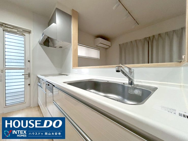 【家事も子育ても見守れるキッチン】
カウンター越しにお子様の遊ぶ様子や宿題を見守りながら、毎日の料理や後片付けもスムーズに進められます。