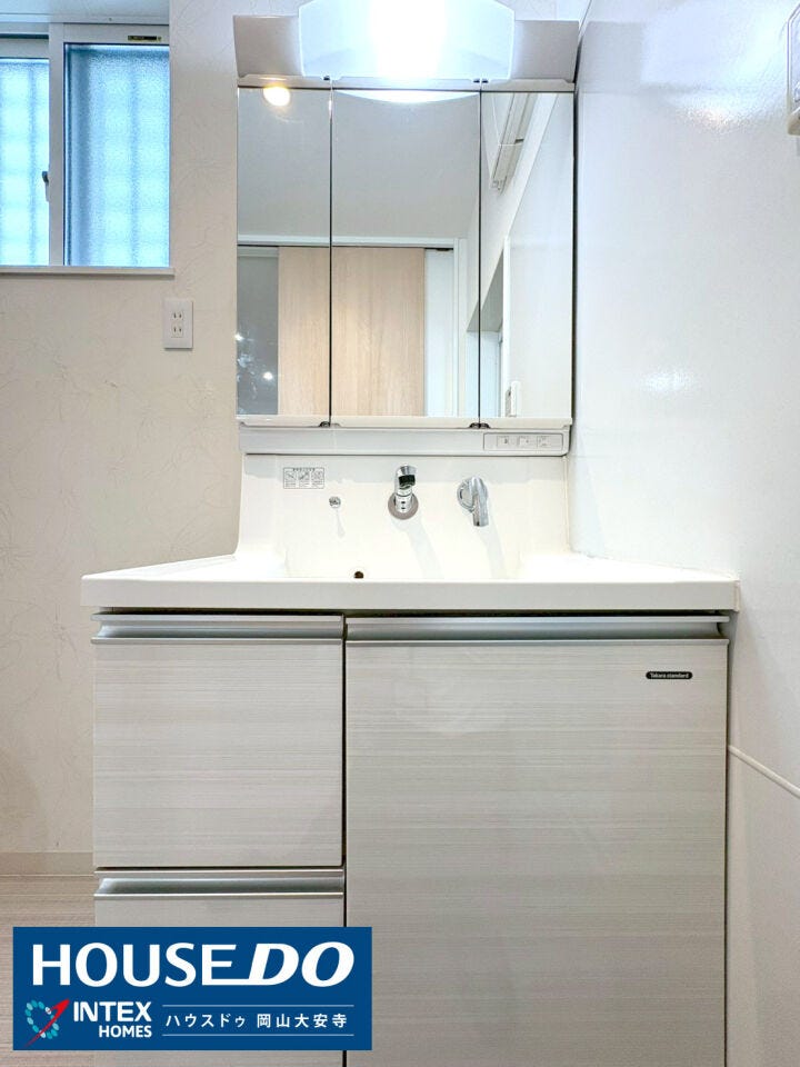 【使いやすく整理しやすい洗面台】
3面鏡でお子様の身支度もスムーズ。収納もたっぷりで毎日の準備や片付けがラクにできるママにうれしい洗面台です。