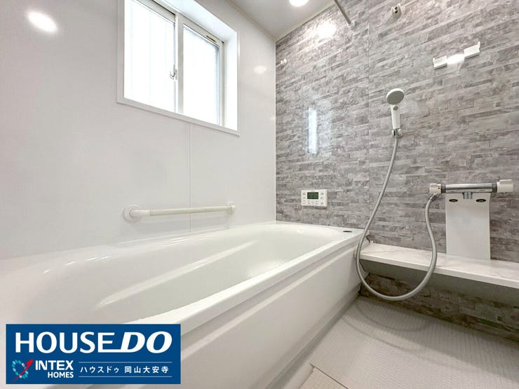 【ゆったり癒されるバスルーム】
ゆったりサイズで一日の疲れをリセット。お子様と一緒に入っても広々快適で、ママのリラックスタイムも叶う浴室です。