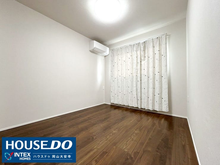 【ママも趣味を楽しめる洋室】
お子様の勉強や遊びの合間に、趣味の時間や書斎としても使える空間。収納も活用しやすく、家族のライフスタイルに合わせて自由に使えます。