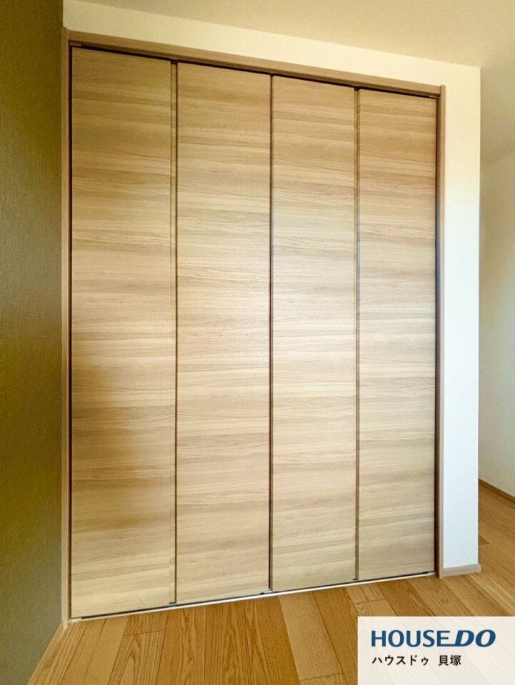 大容量のクローゼットは季節ごとに衣類を分けて収納できます♪