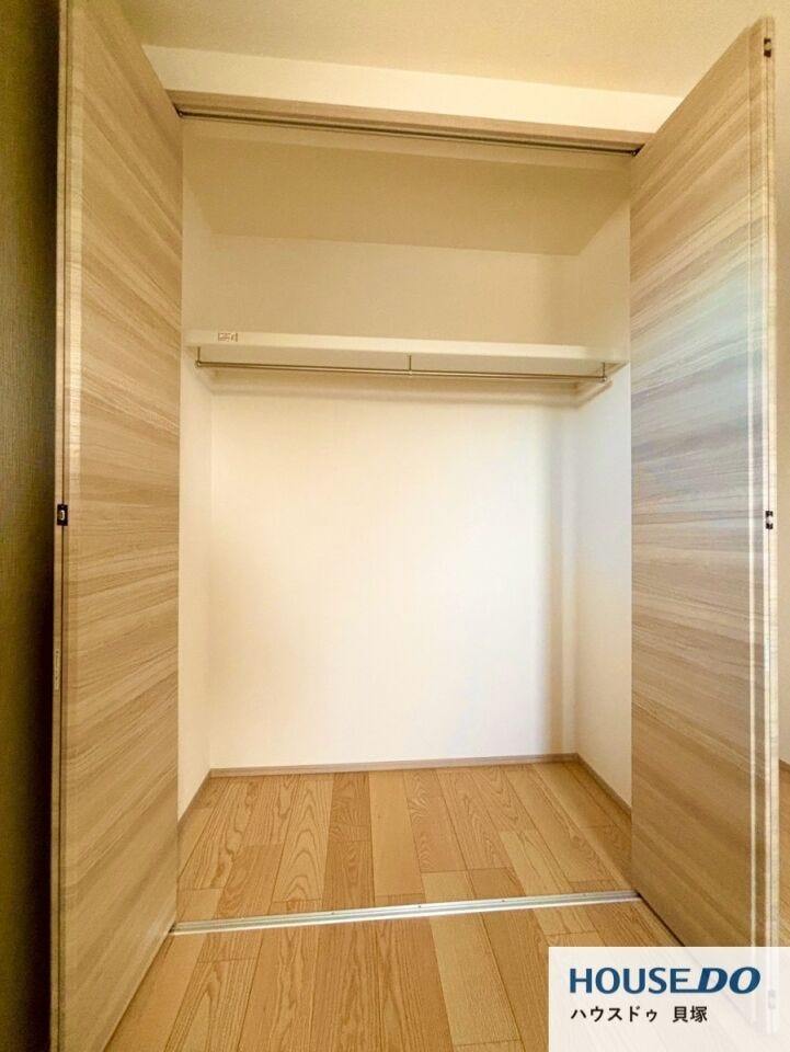 大容量のクローゼットは季節ごとに衣類を分けて収納できます♪