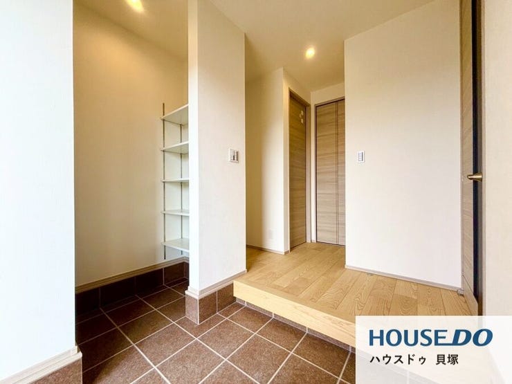 高さのある収納スペースがあり、靴以外も収納頂けます。