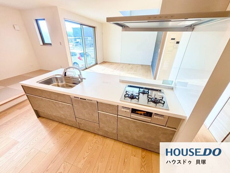 カウンターキッチンなので、お料理をしながらリビングを見渡すことができます♪