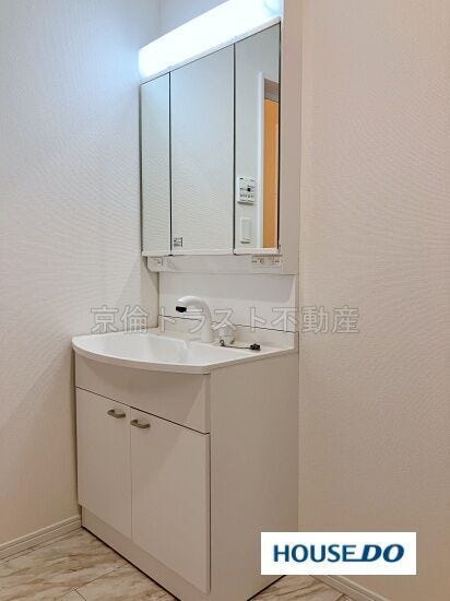 洗面台はお手入れがしやすい一体型ボウル。三面鏡の裏は収納スペースになっていて機能的です!