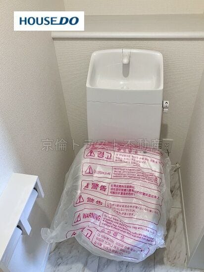 スタンダードな手洗いタンク一体型の洋風便器は温水洗浄機能付き!