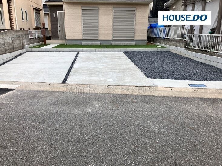 並列で3台(車種による)の駐車が可能です!