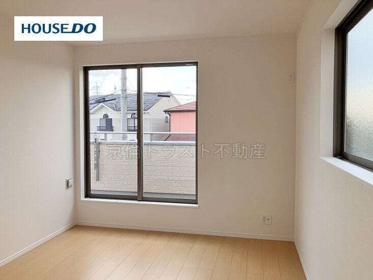 南西の洋室6.56帖はバルコニーに面しています。日差しが注ぎこんで快適なプライベートスペースになりそうです!