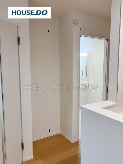 キッチンの近くに収納棚を置くのにちょうど良いスペースがあります!