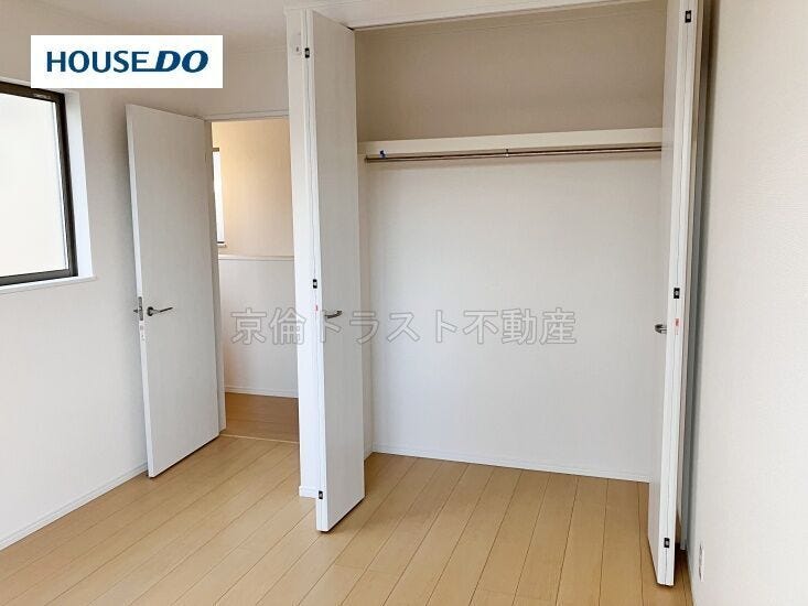 南西側洋室6.56帖 クローゼット すべての居室に収納があります!服や日用品をスッキリ収納してお部屋を広く使うことができます◎